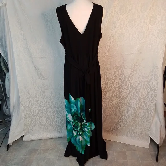 Bisou Bisou black sleeveless V neck long dress with large flower on skirt 20W - Picture 5 of 9